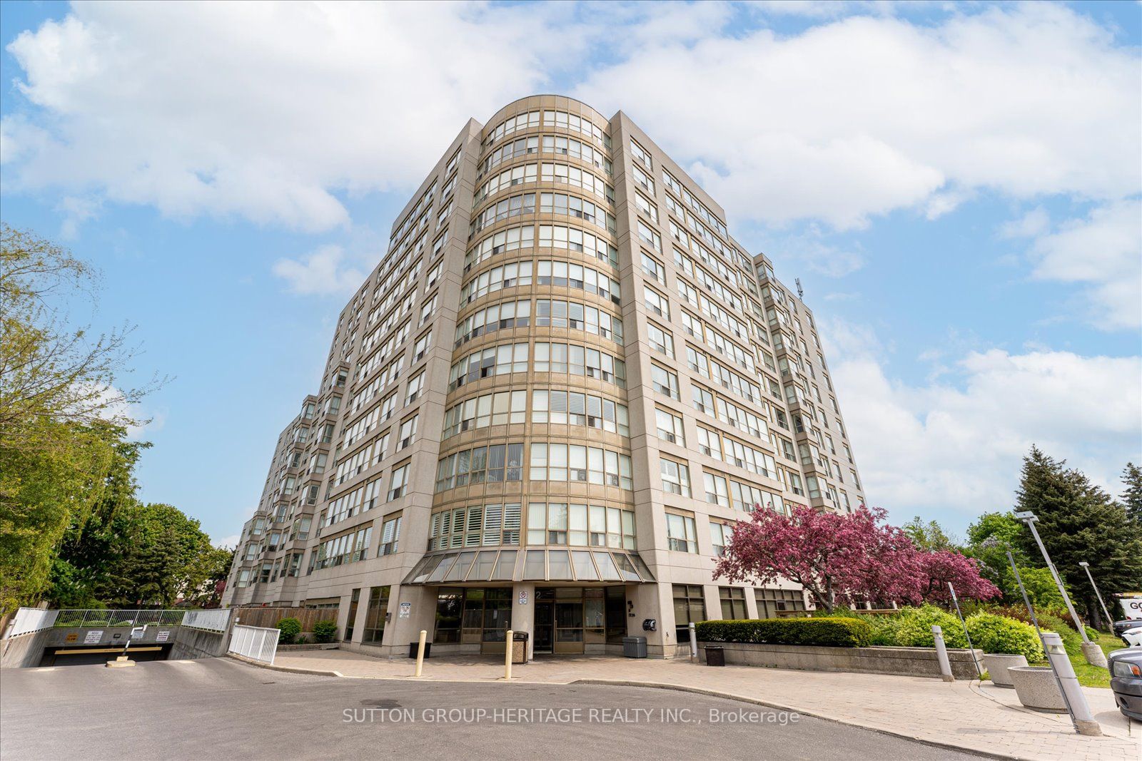 712 Rossland Rd E, #314