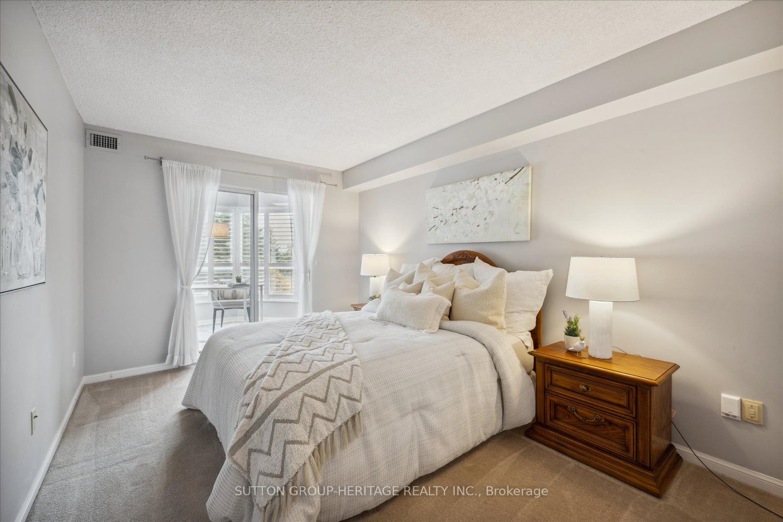 712 Rossland Rd E, #314