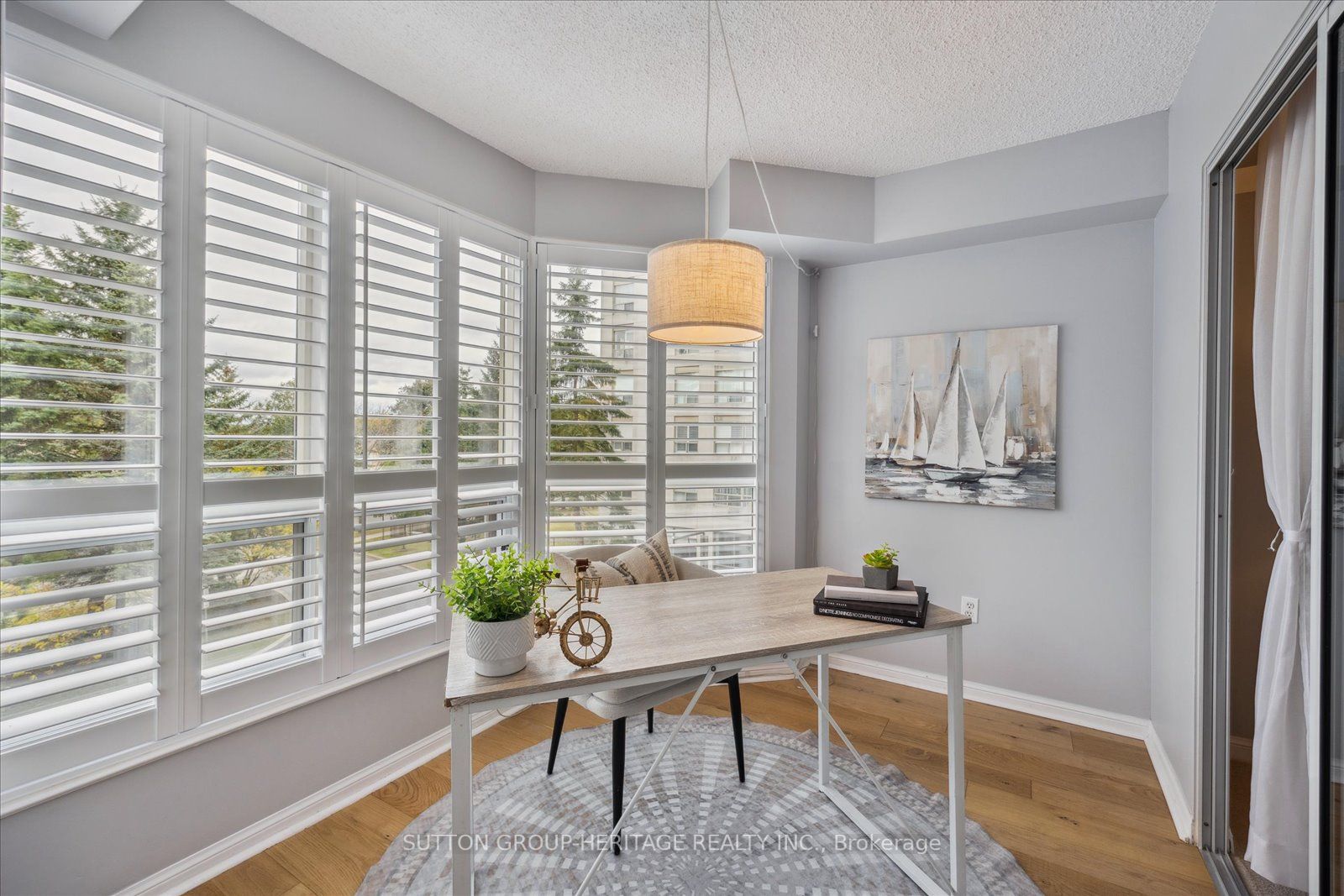 712 Rossland Rd E, #314