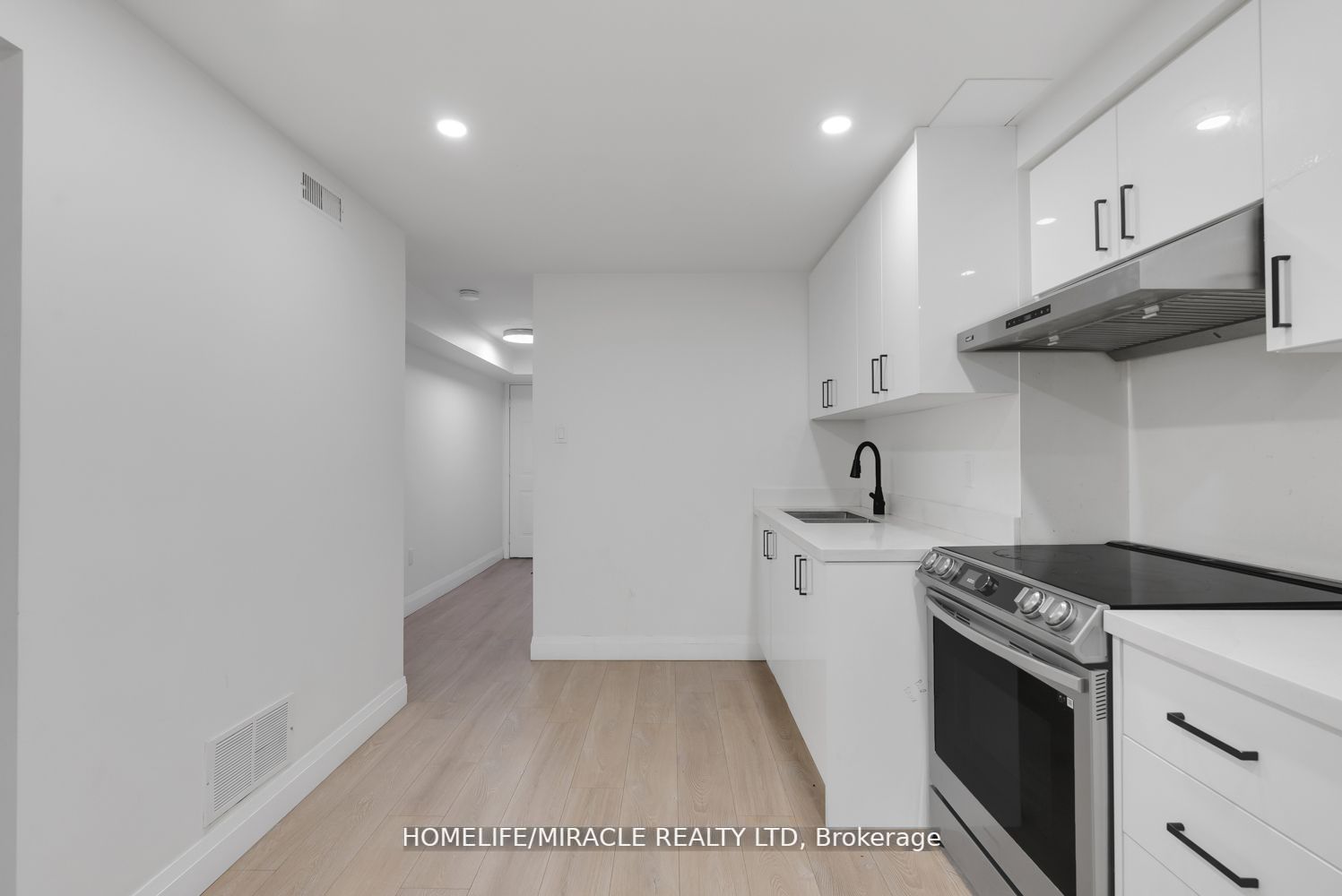 1657 Erindale Cres