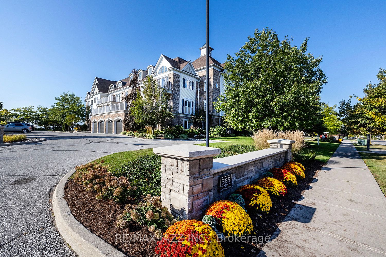 385 Lakebreeze Dr, #304