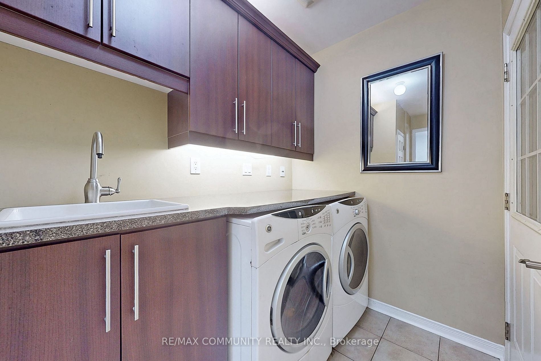 27 Sivyer Crescent