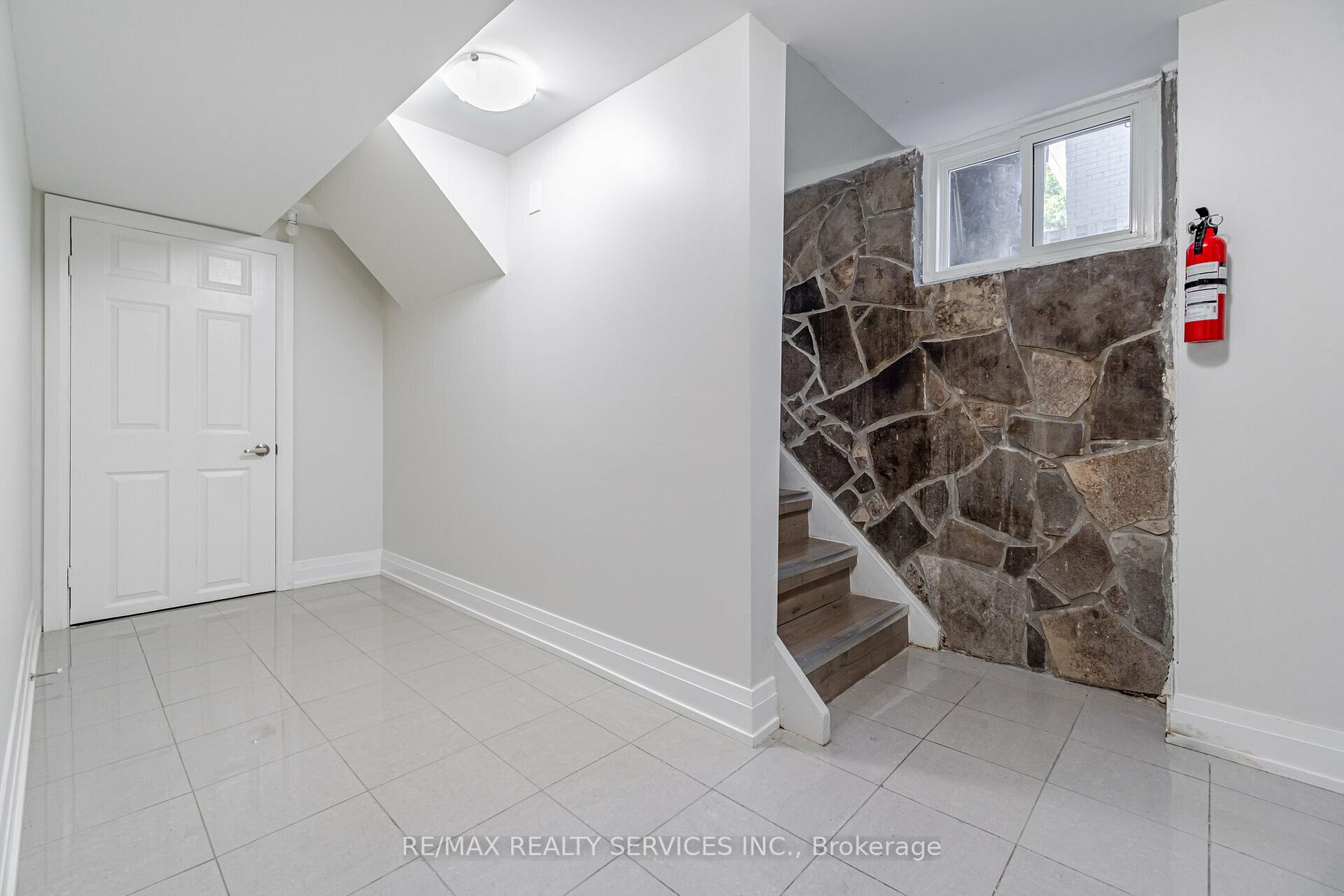 89 Darlingside Dr