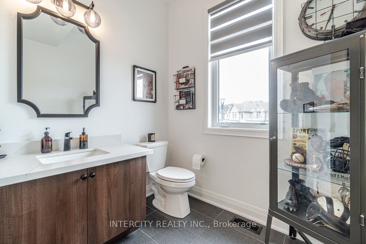 1035 Kingpeak Cres