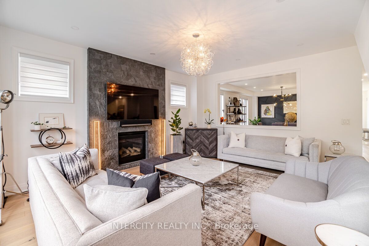 1035 Kingpeak Cres