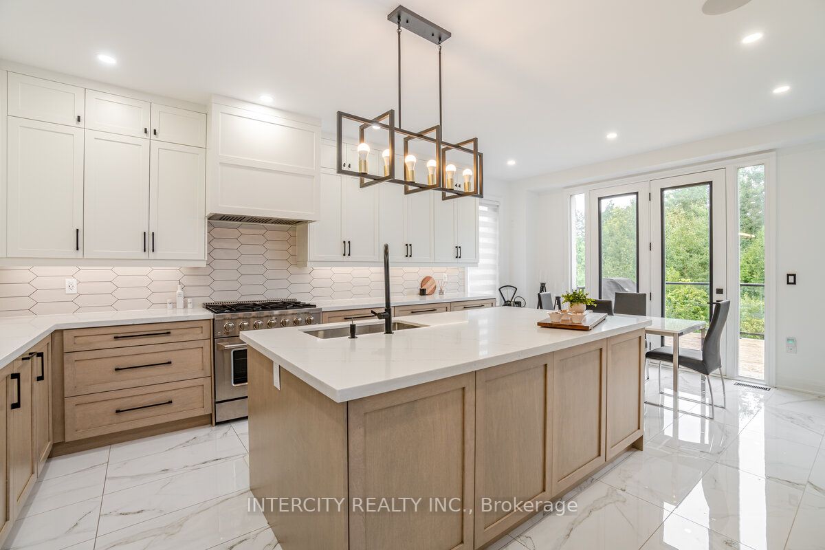 1035 Kingpeak Cres