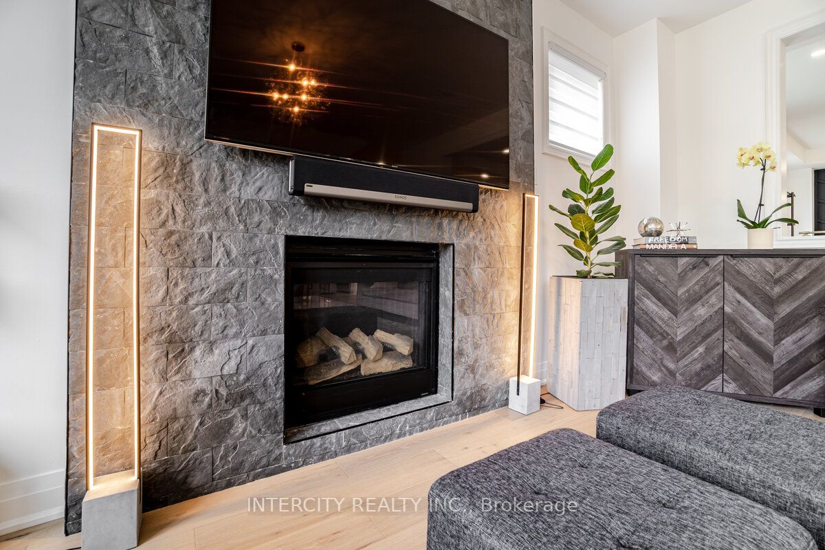 1035 Kingpeak Cres