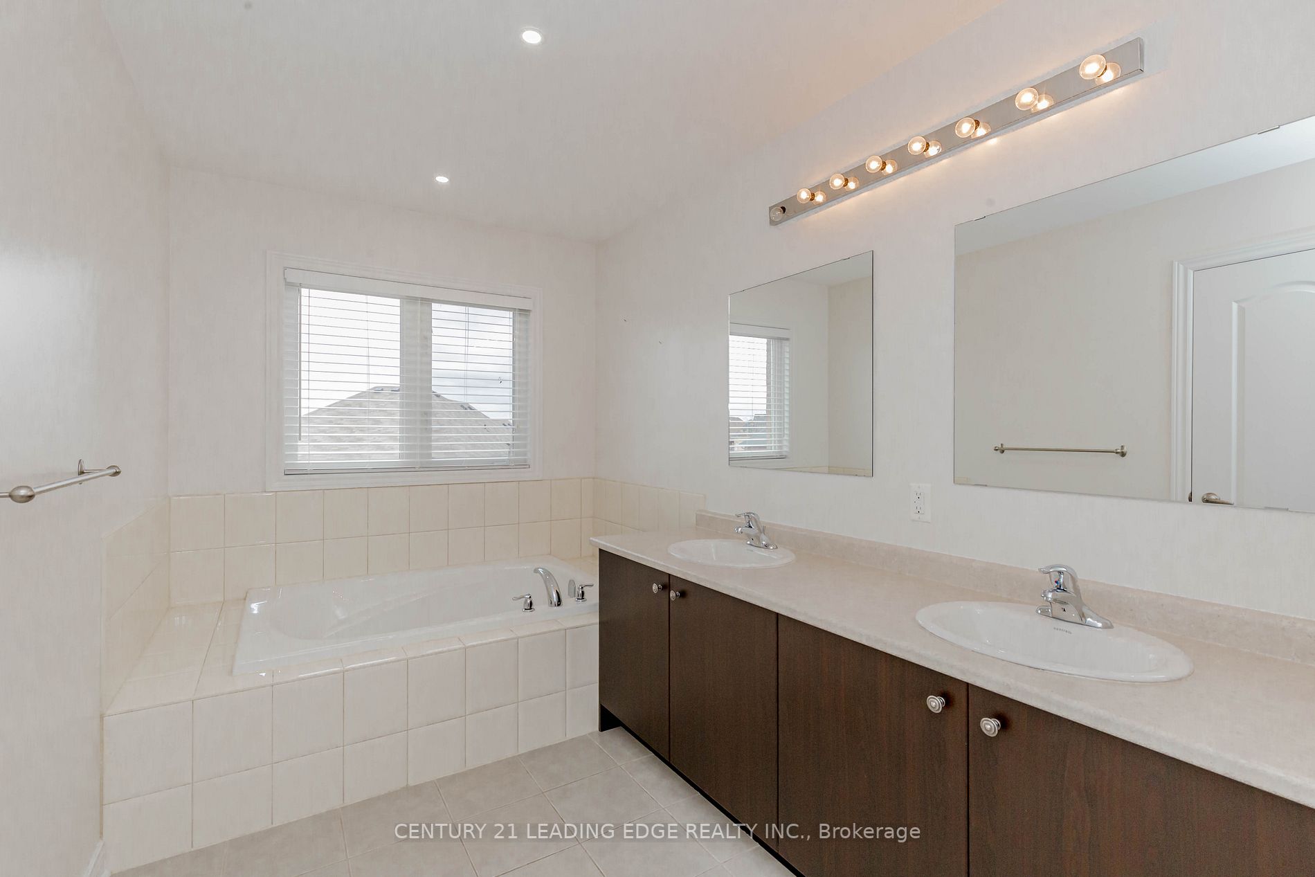 25 Keith-Wright Cres