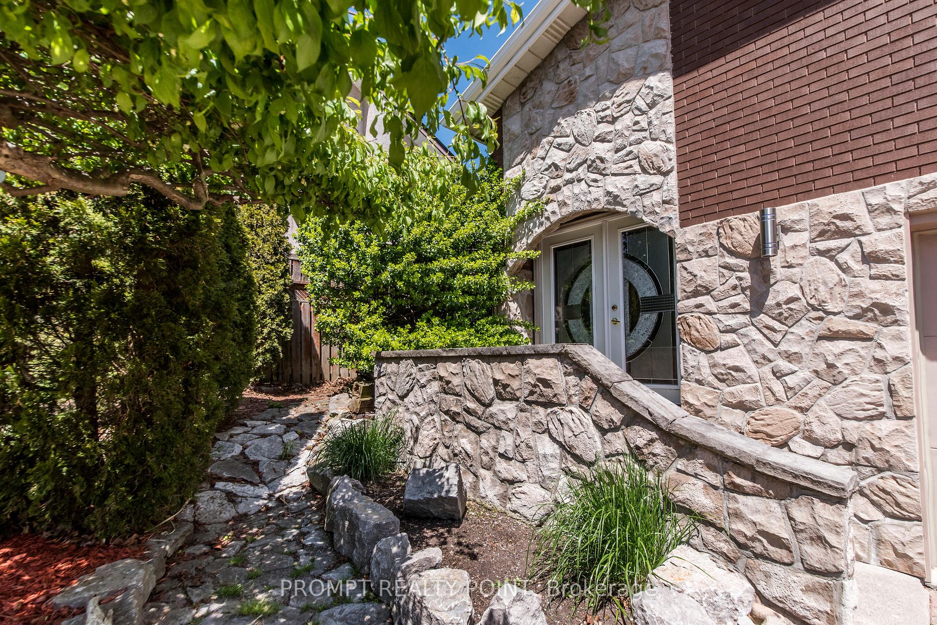 637 Breezy Dr