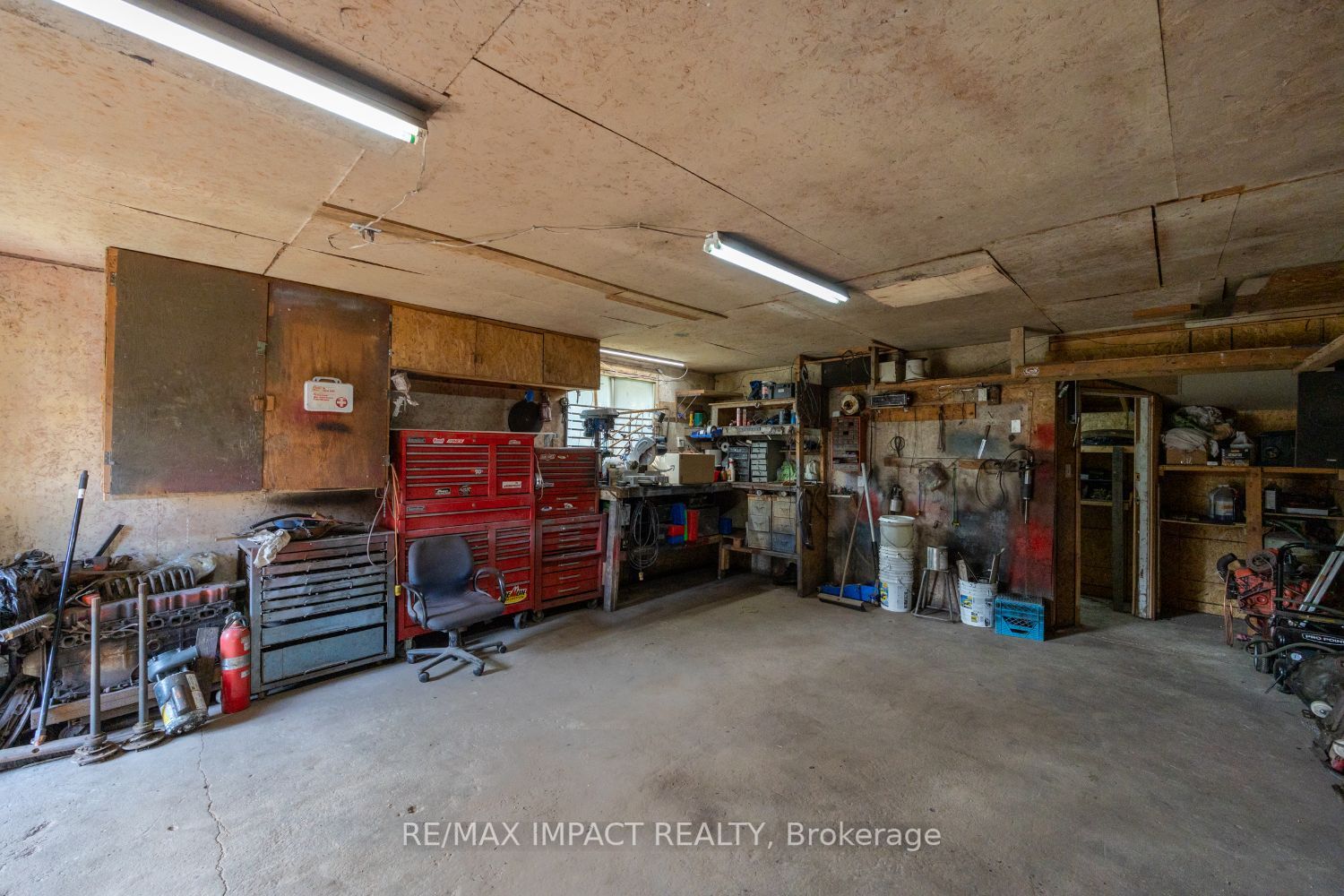 8 Saunders Ave