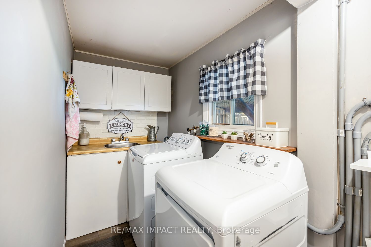 8 Saunders Ave