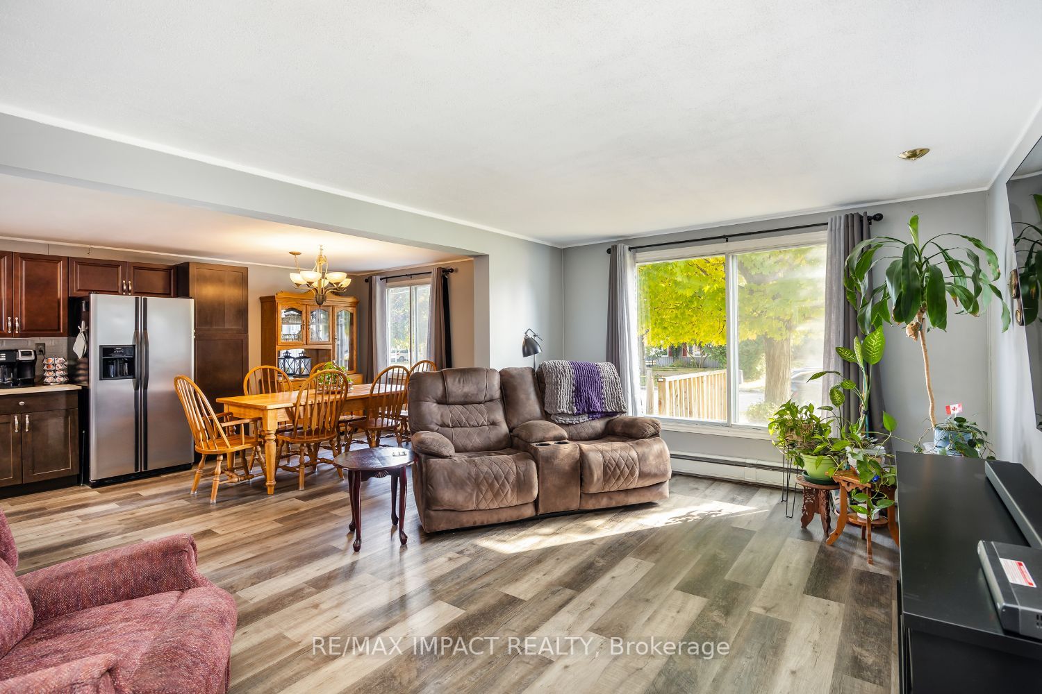 8 Saunders Ave