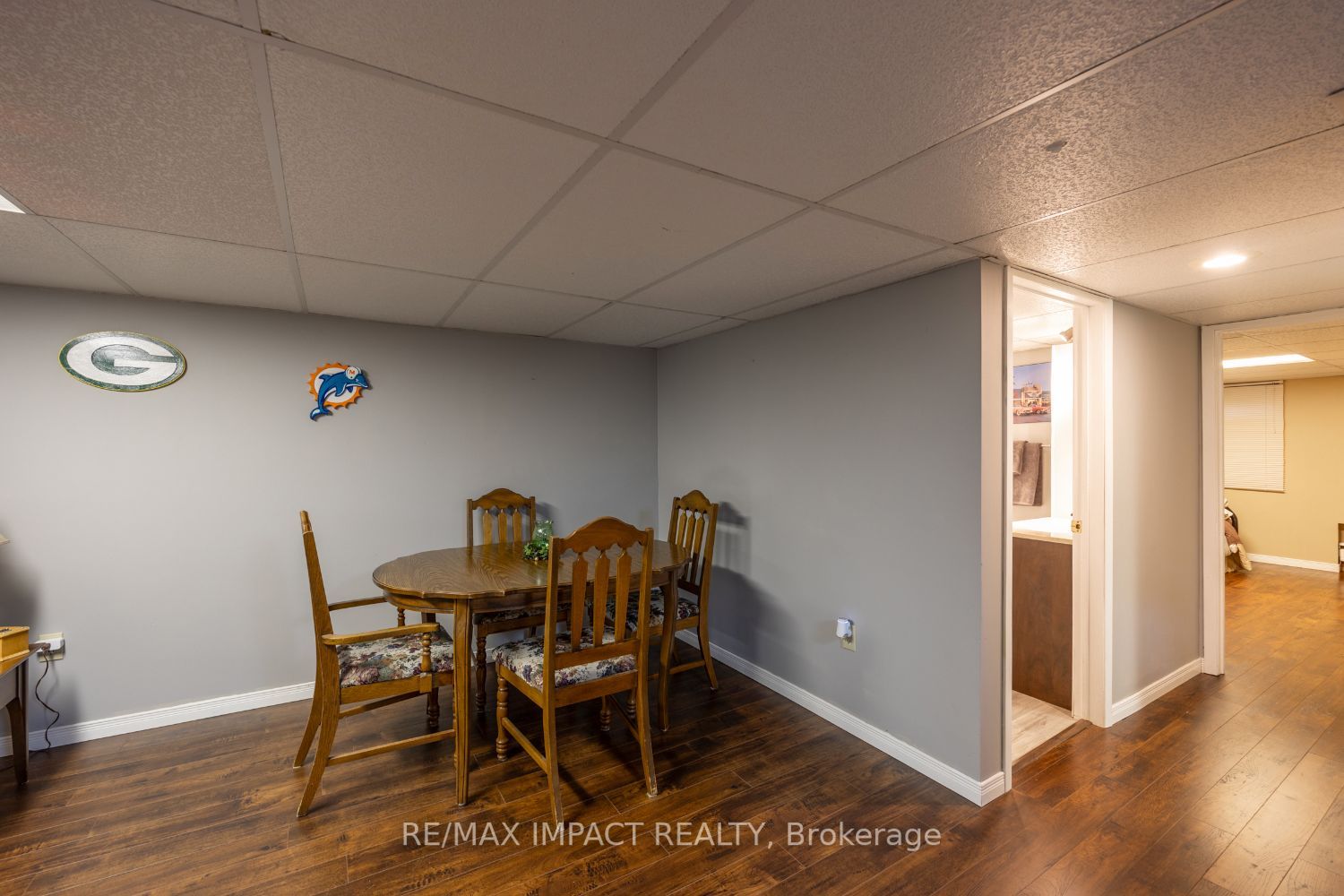 8 Saunders Ave