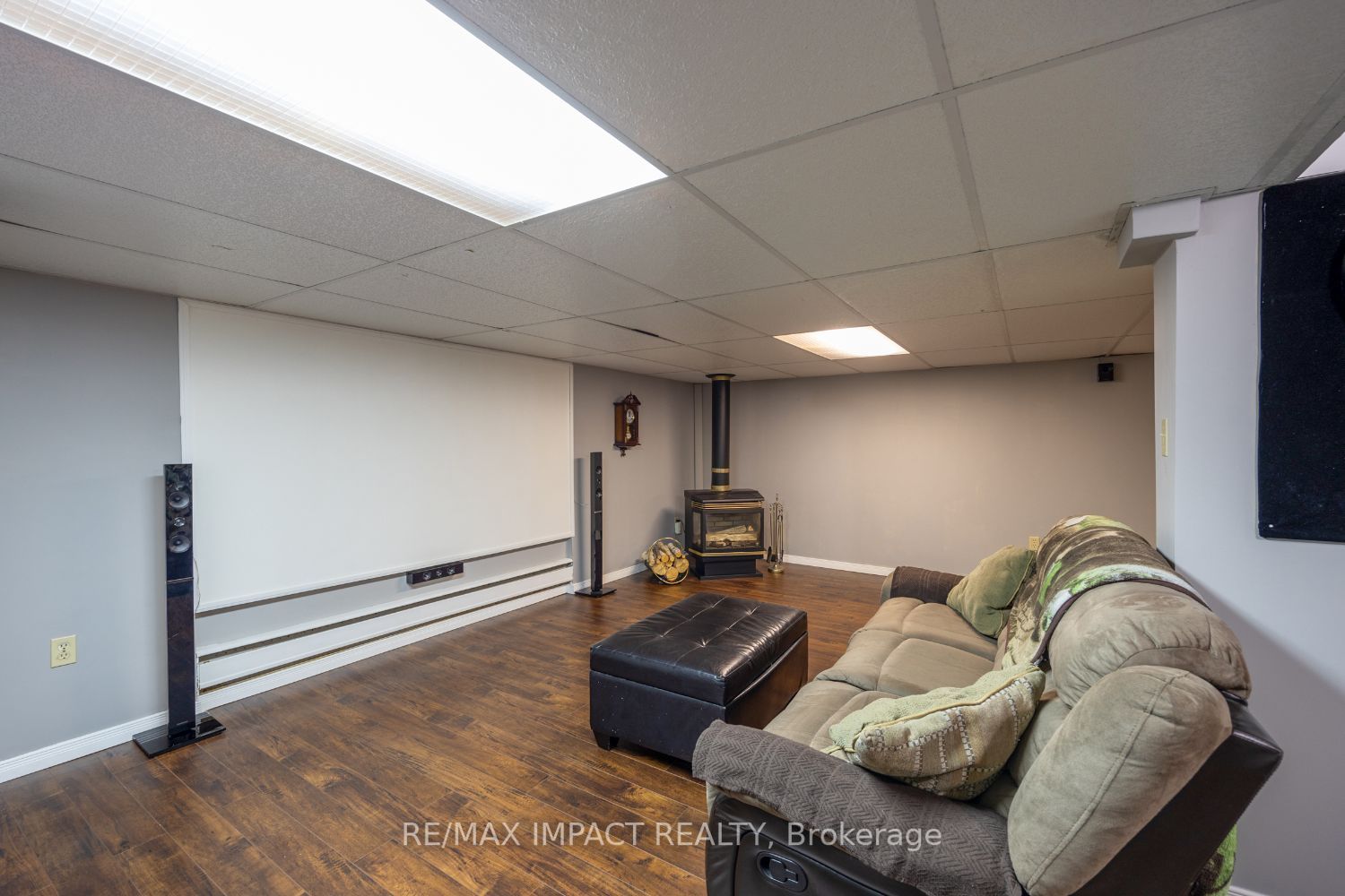 8 Saunders Ave