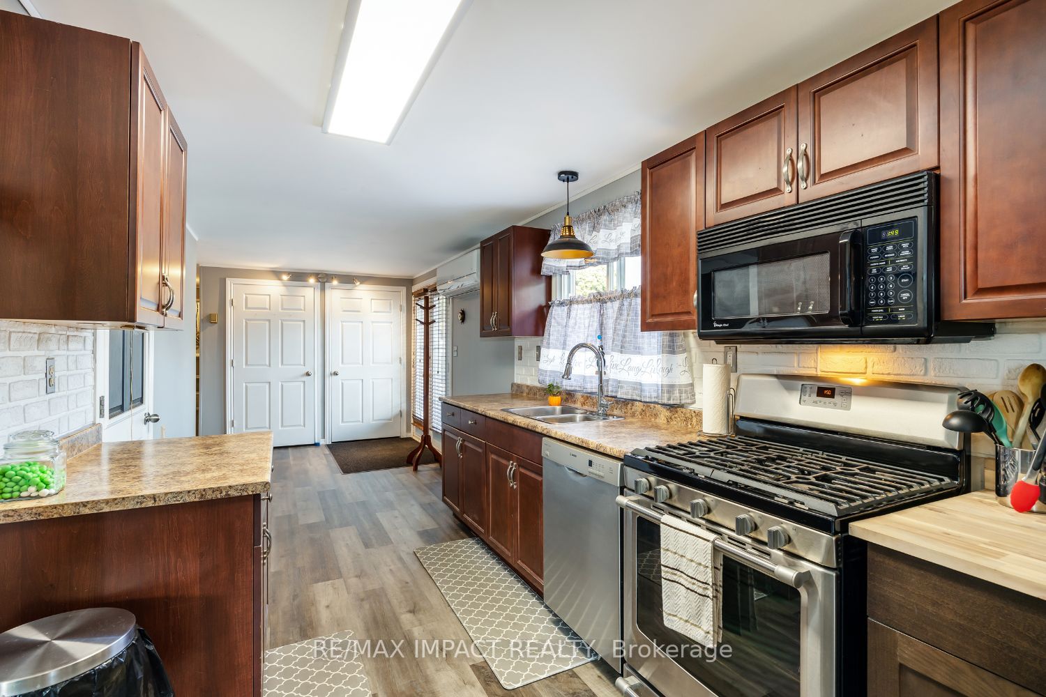 8 Saunders Ave