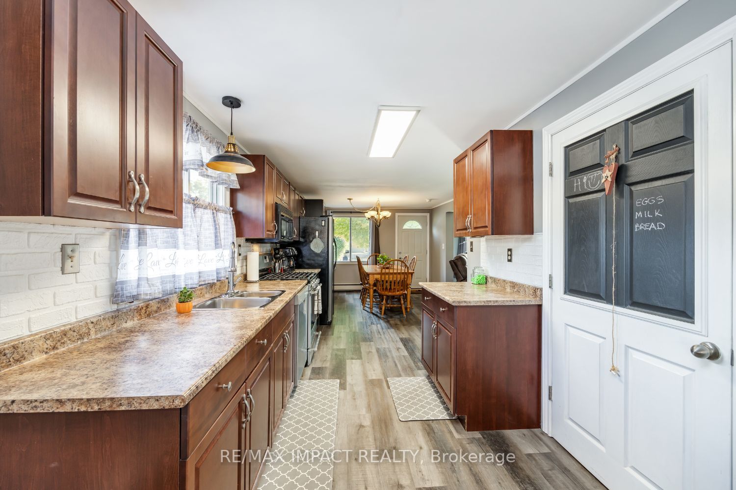 8 Saunders Ave