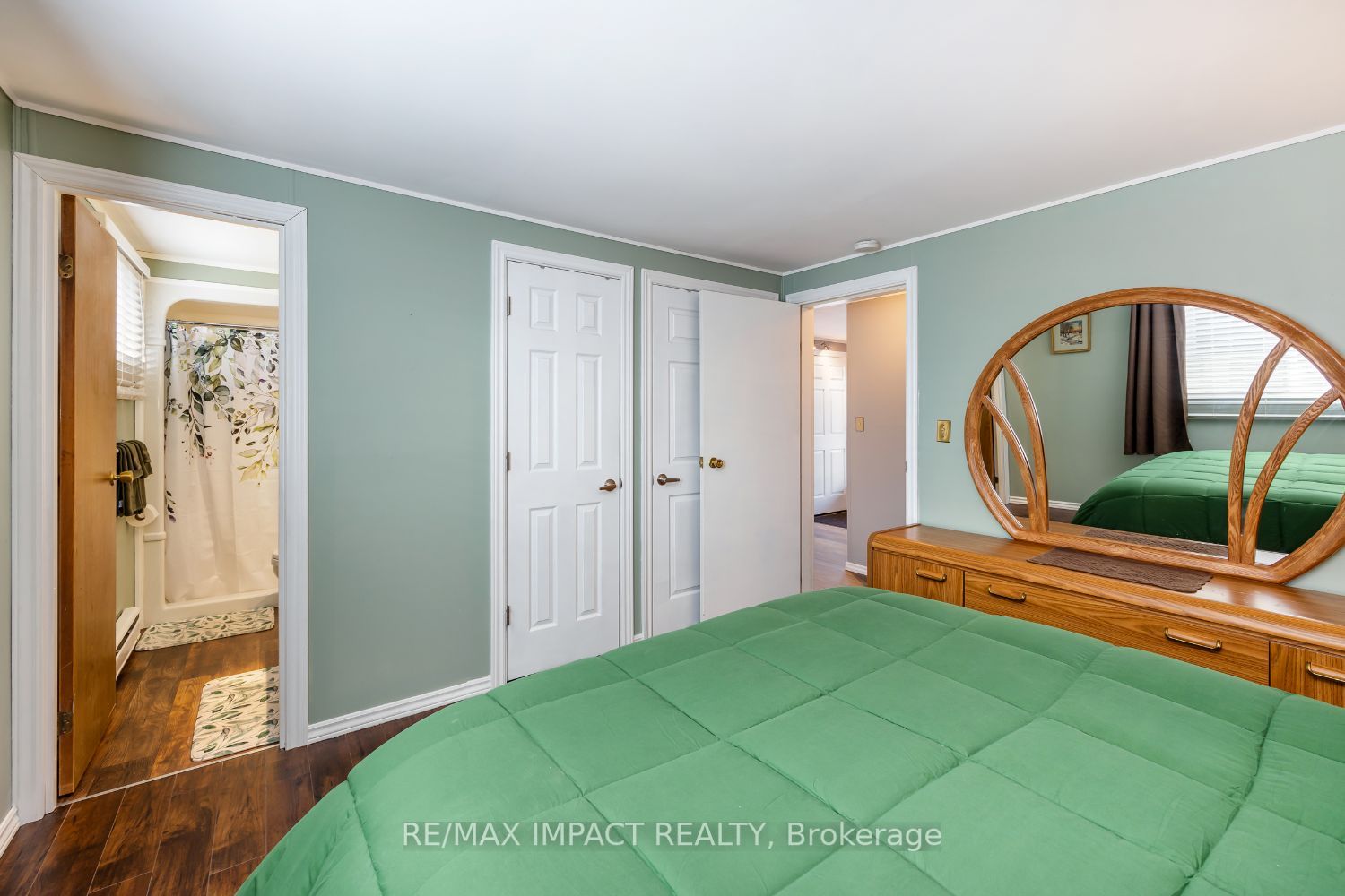 8 Saunders Ave