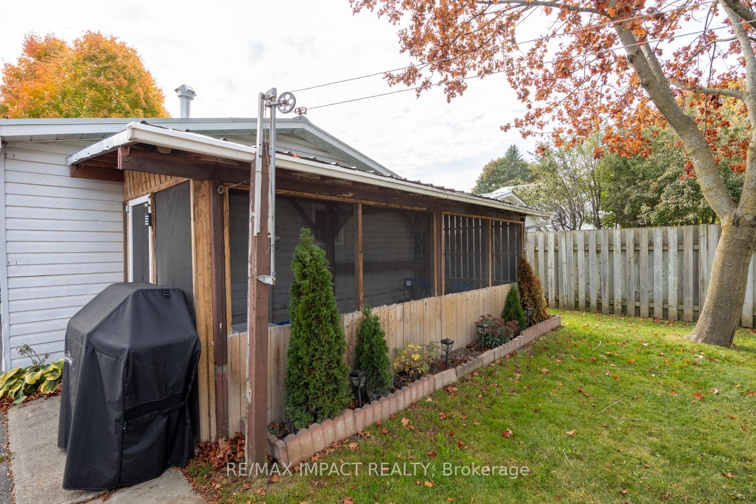 8 Saunders Ave