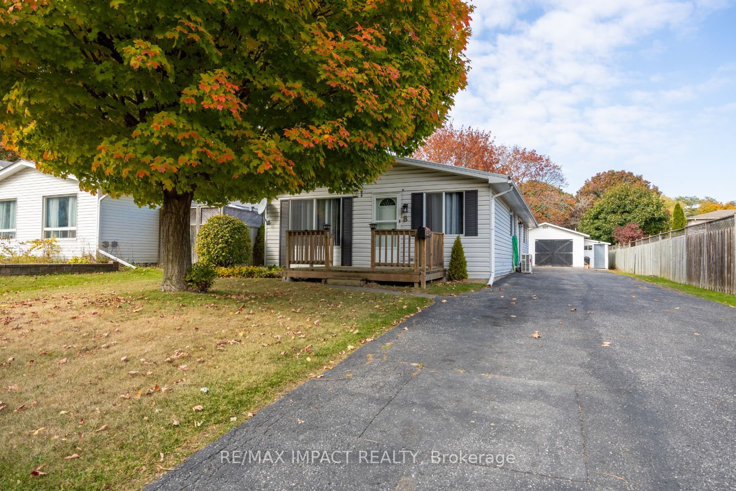 8 Saunders Ave