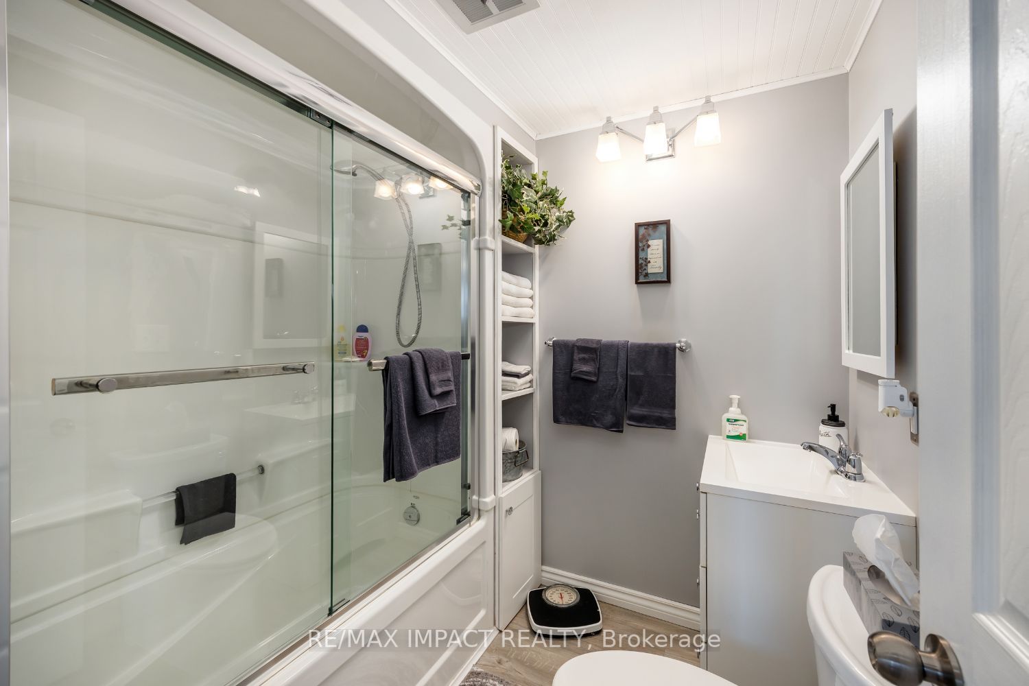 8 Saunders Ave