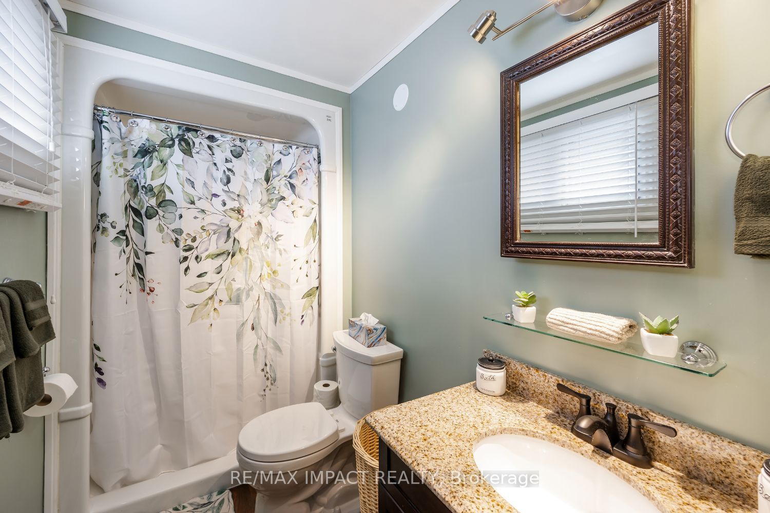 8 Saunders Ave