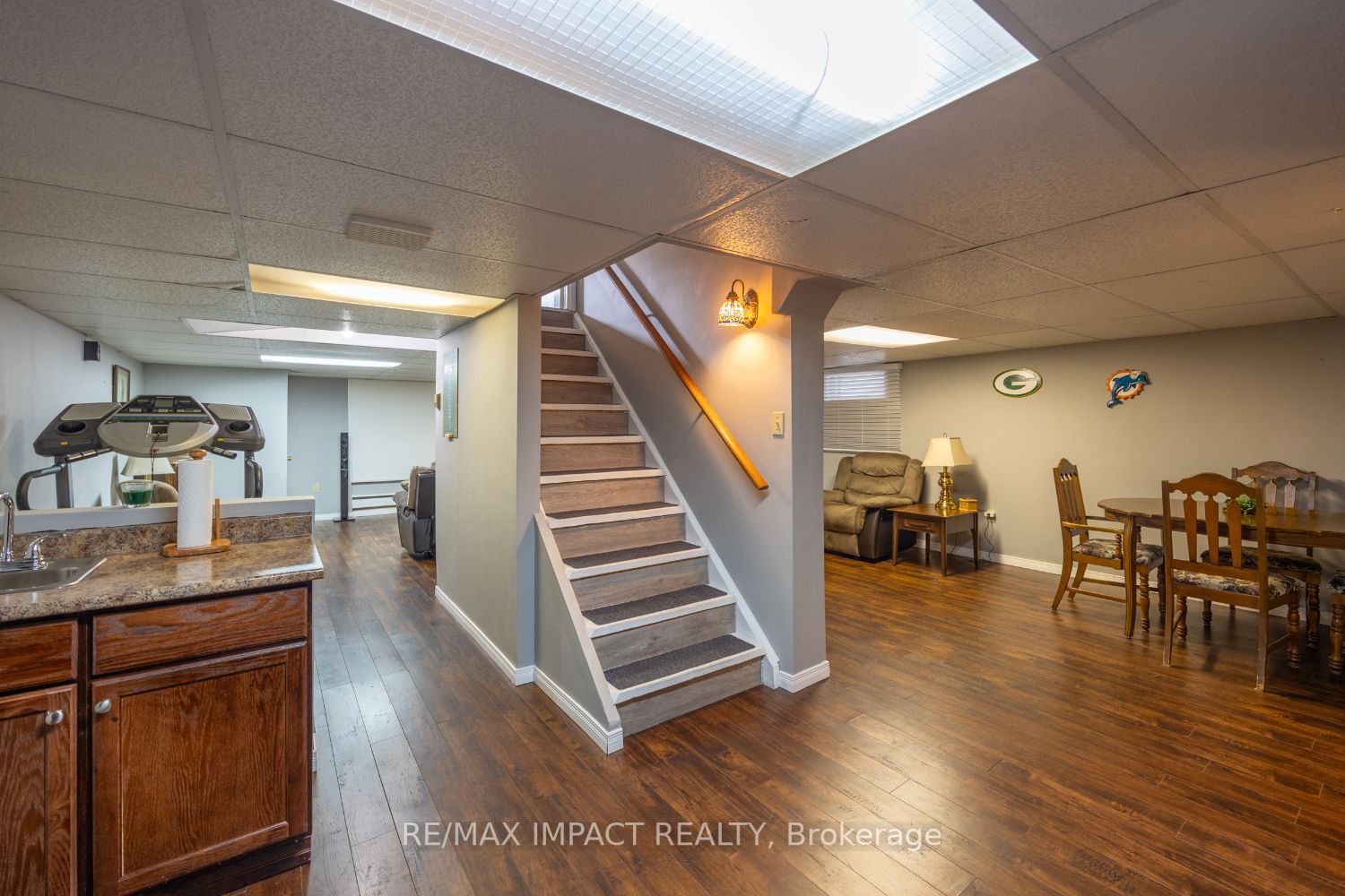 8 Saunders Ave