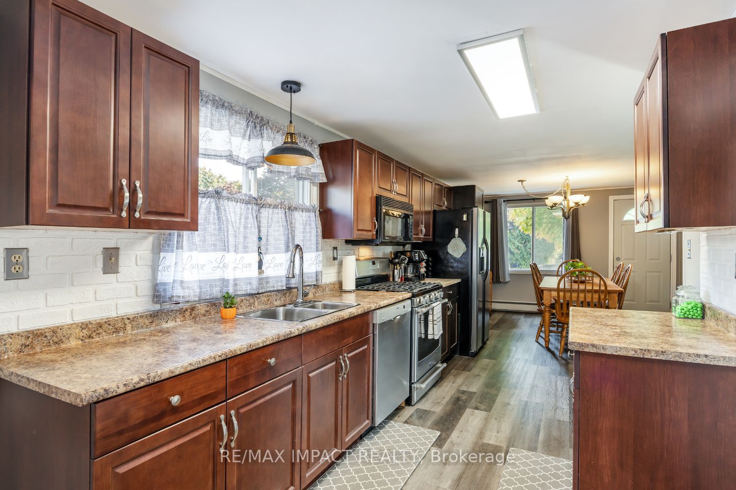 8 Saunders Ave
