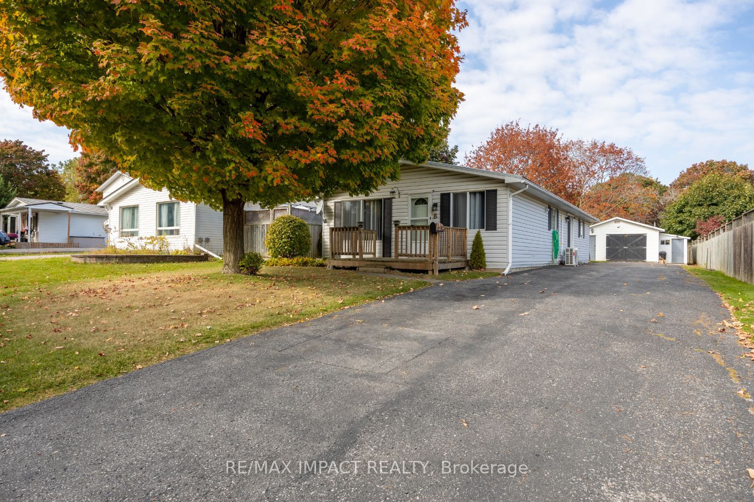 8 Saunders Ave