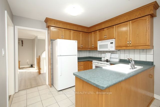 1035 Attersley Dr