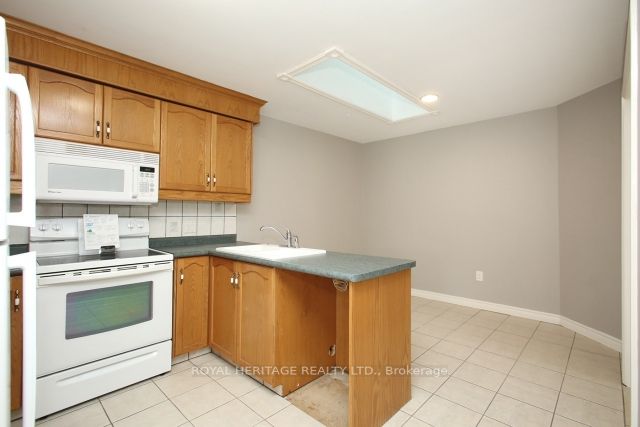 1035 Attersley Dr