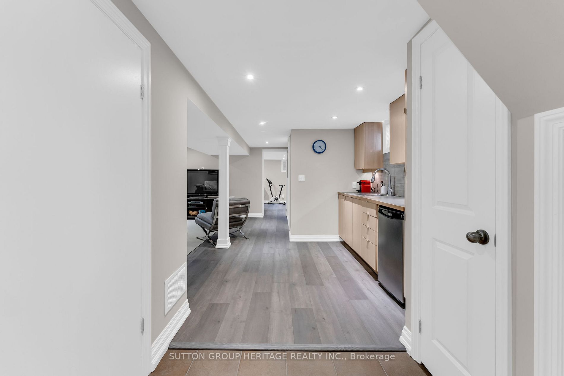 33 Norlong Blvd