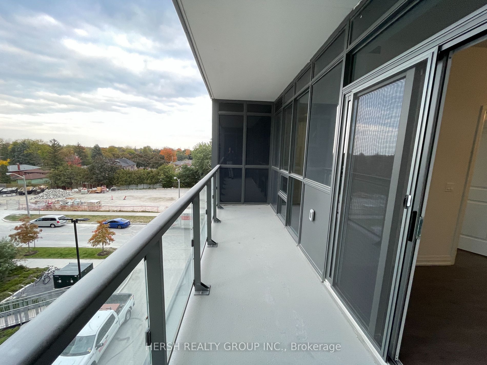 10 Meadowglen Pl, #402