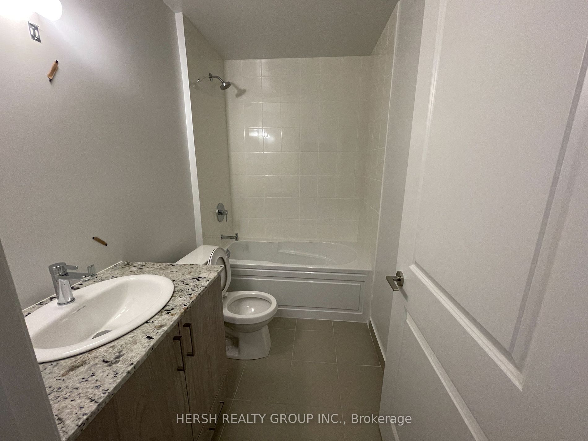 10 Meadowglen Pl, #402