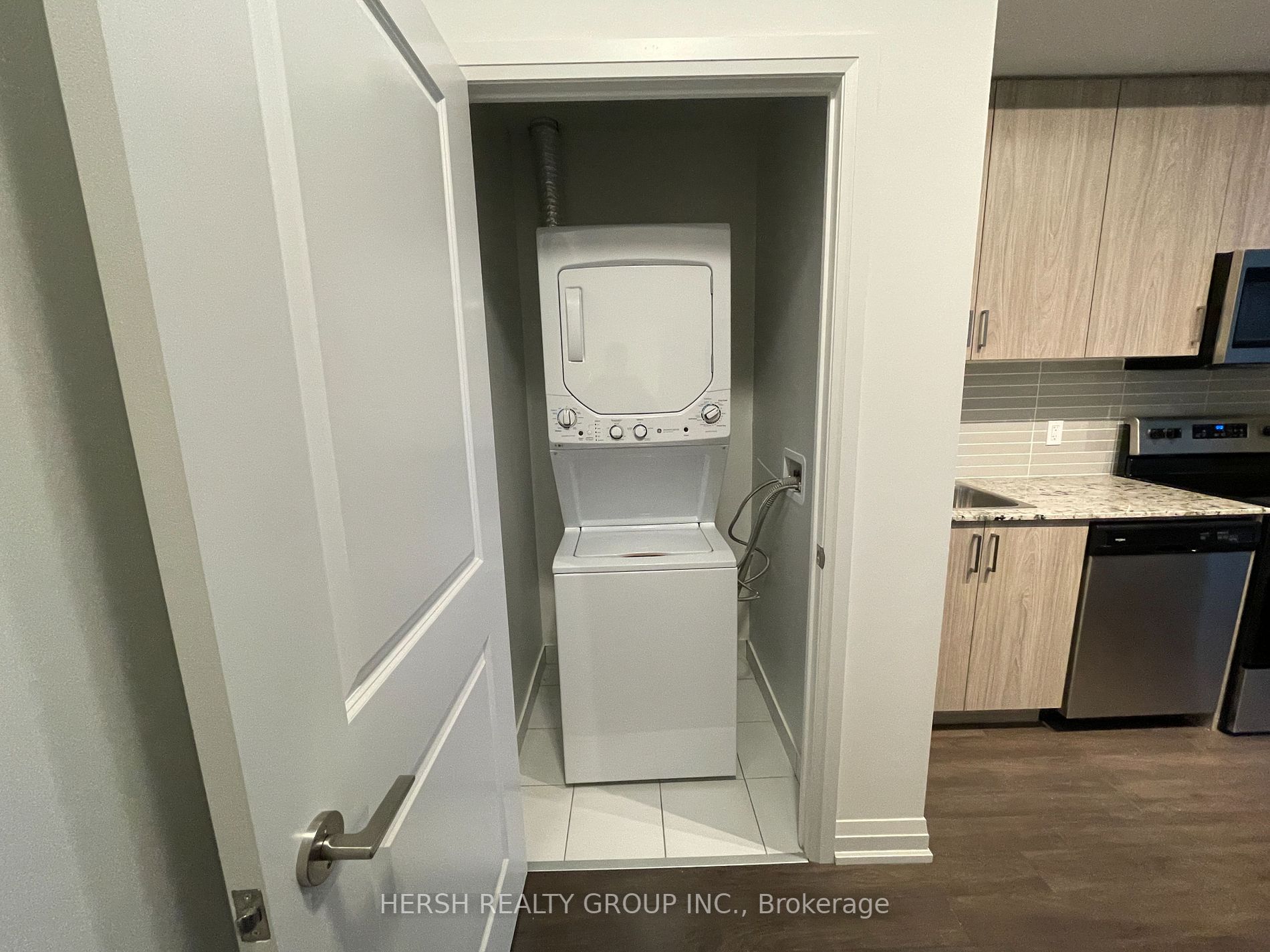 10 Meadowglen Pl, #402
