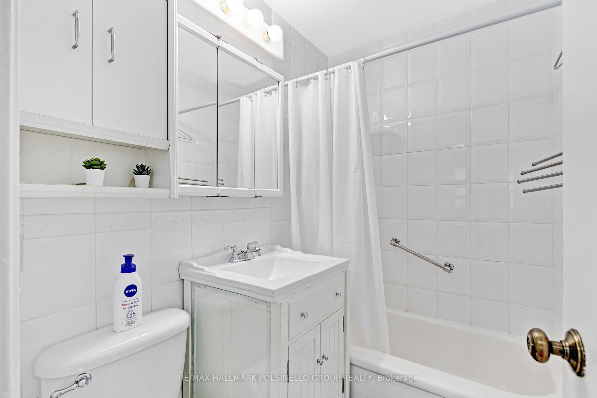 915 Midland Ave N, #403