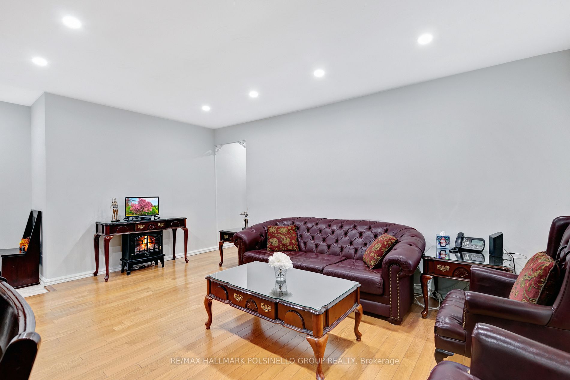915 Midland Ave N, #403