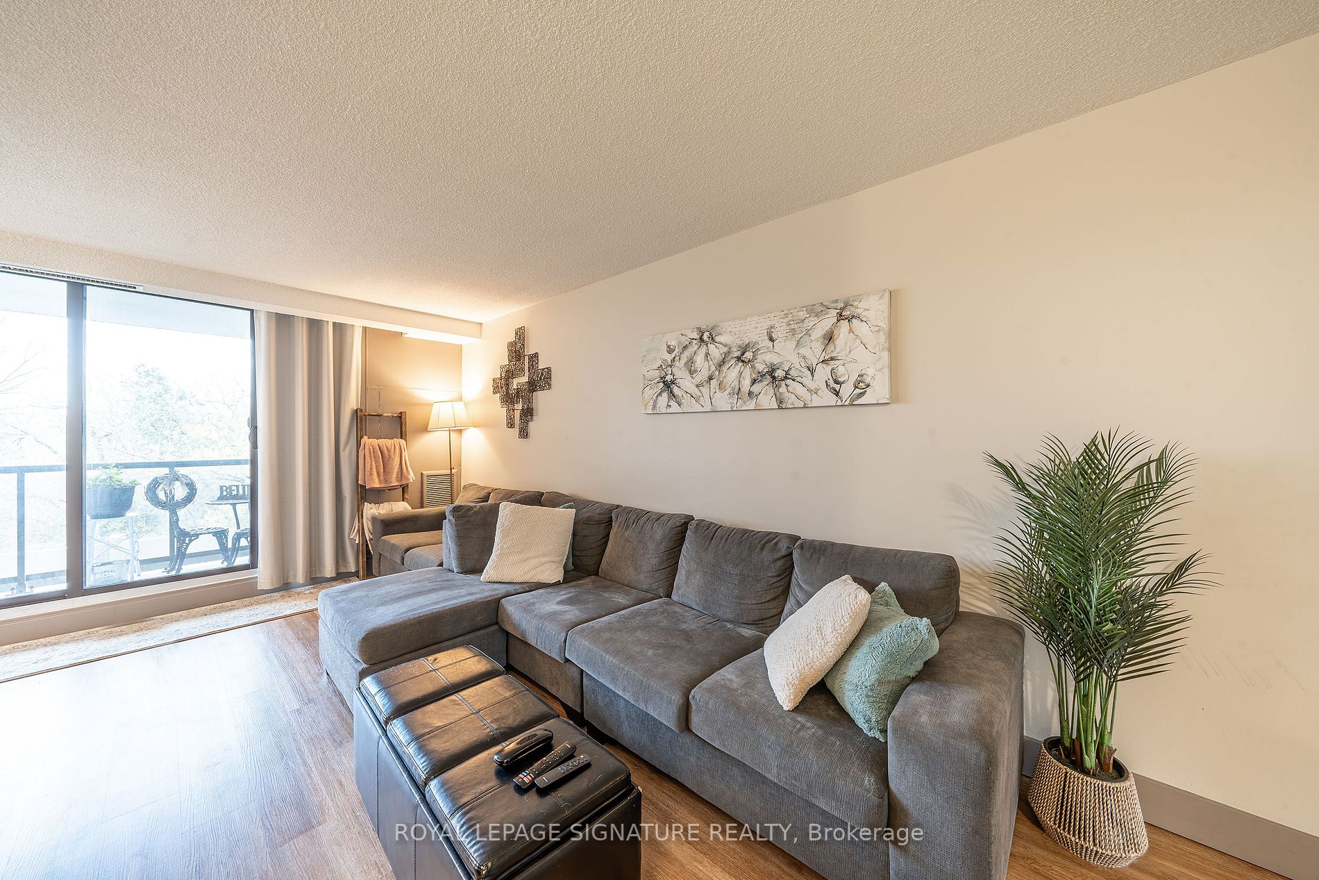 92 Church St S, #301