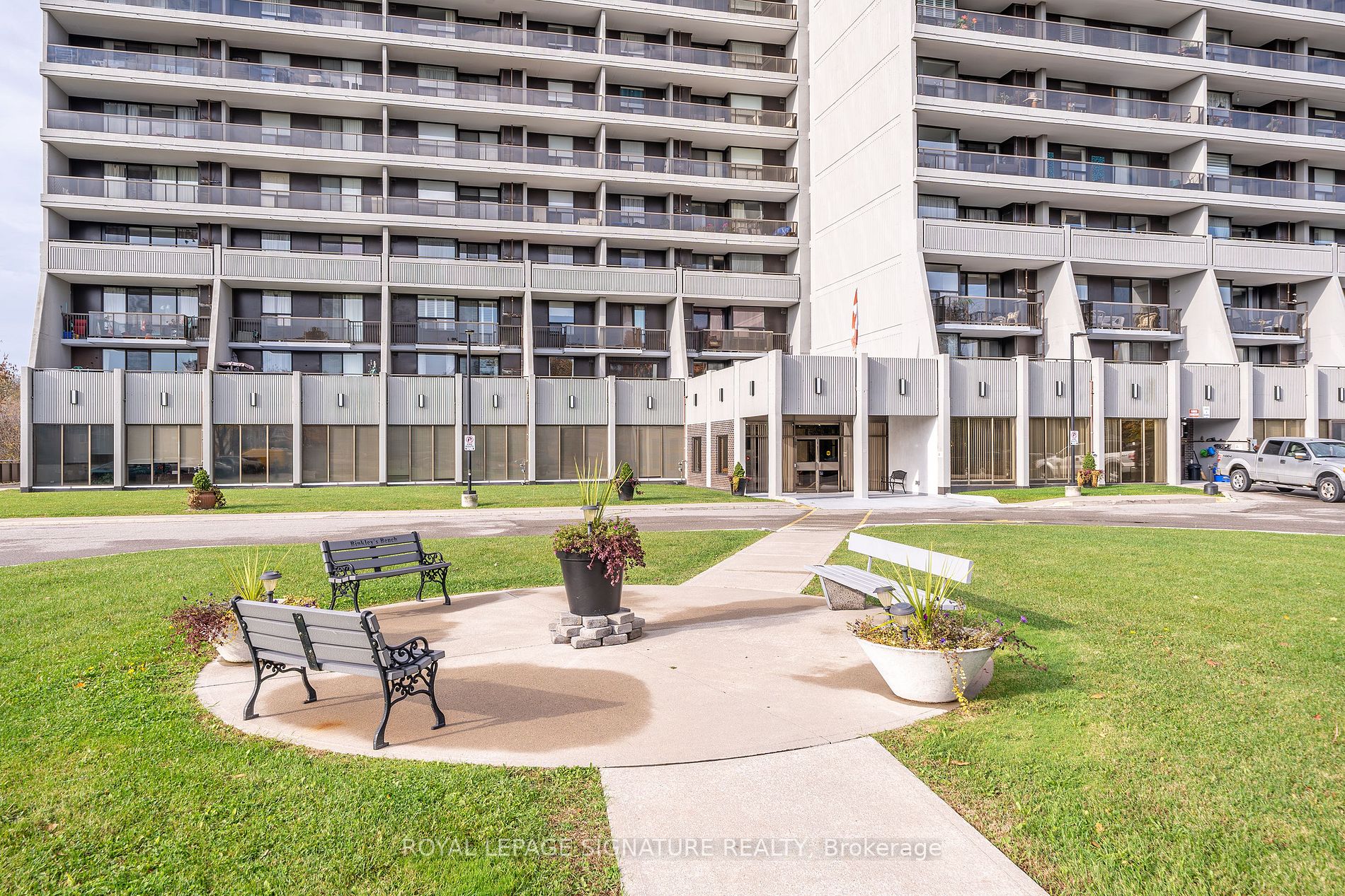 92 Church St S, #301