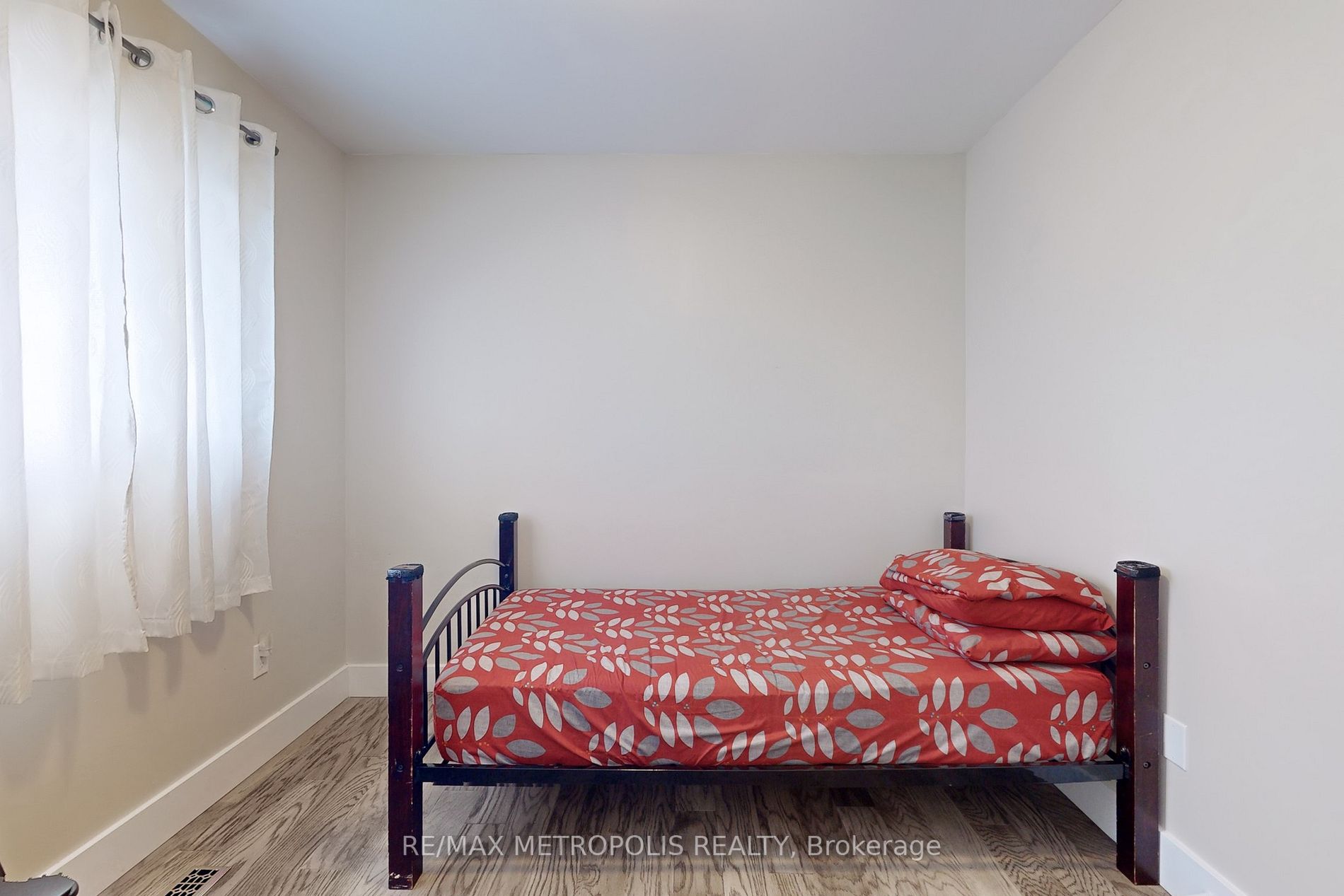 119 Deanscroft Sq