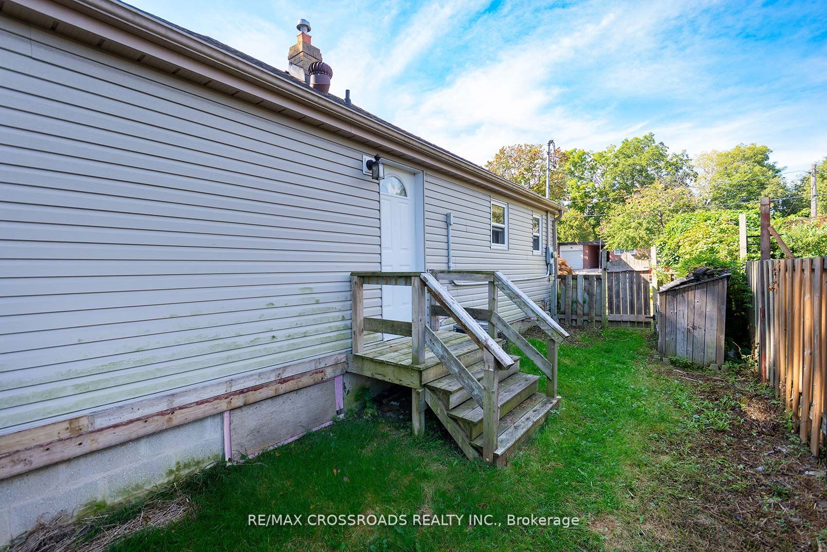 735 Hillcrest Rd