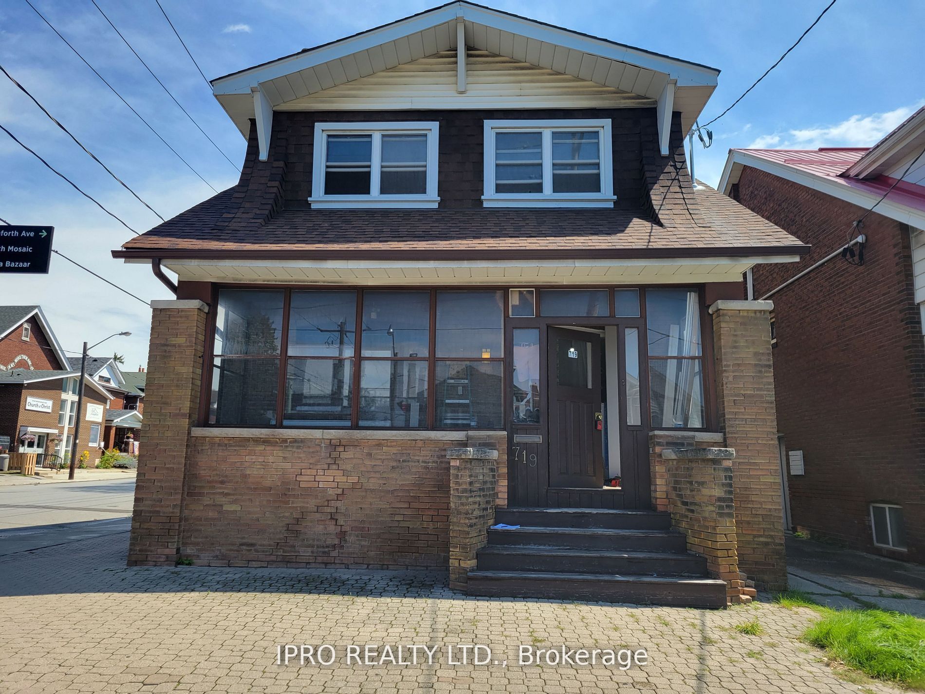719 Coxwell Ave N, #3 Upper