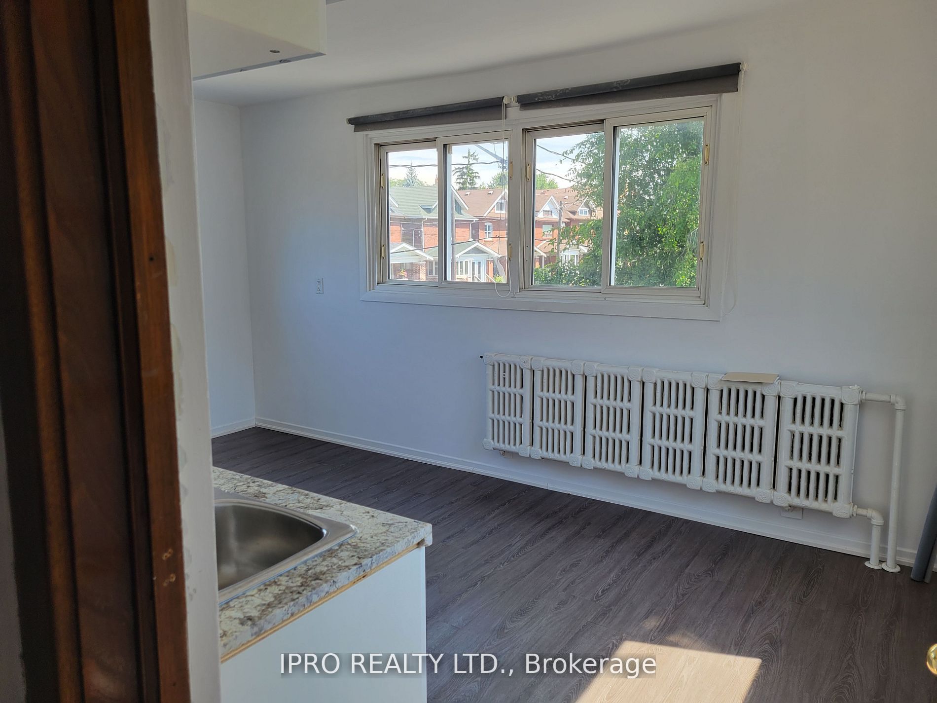 719 Coxwell Ave N, #3 Upper