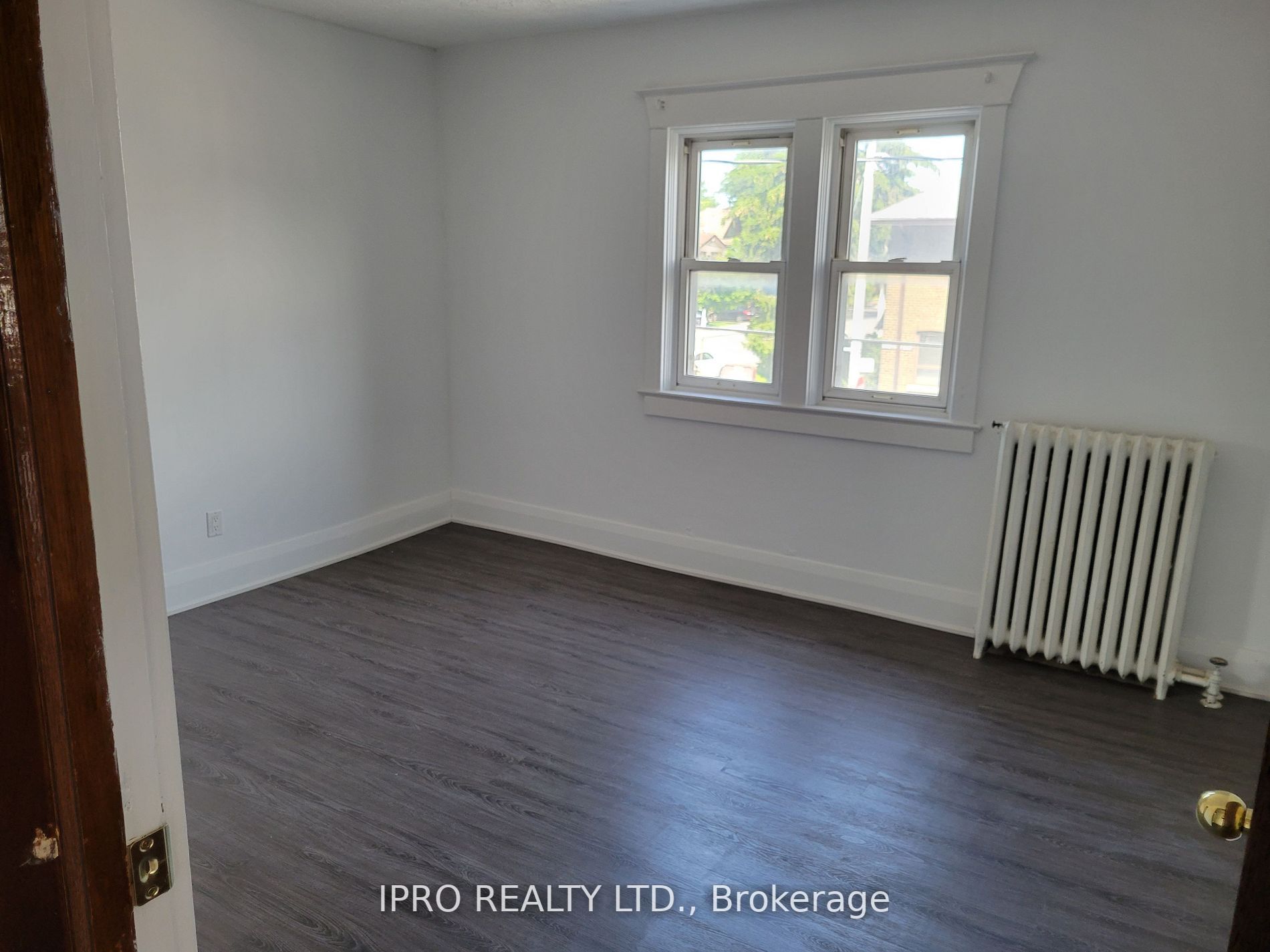 719 Coxwell Ave N, #3 Upper