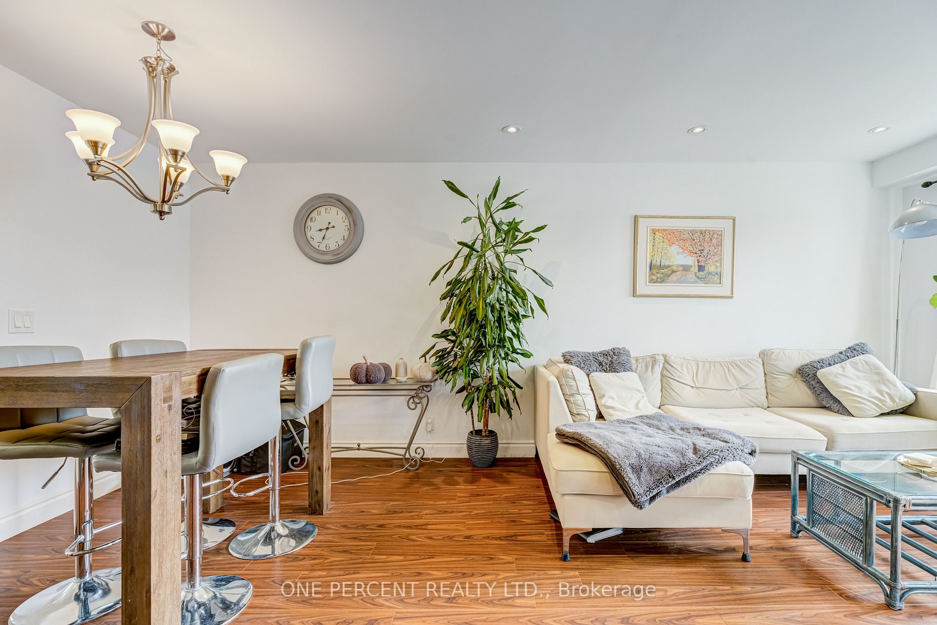 702A Krosno Blvd