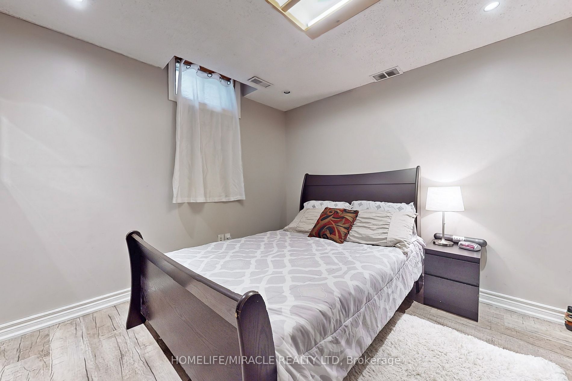 310 Bristol Cres E