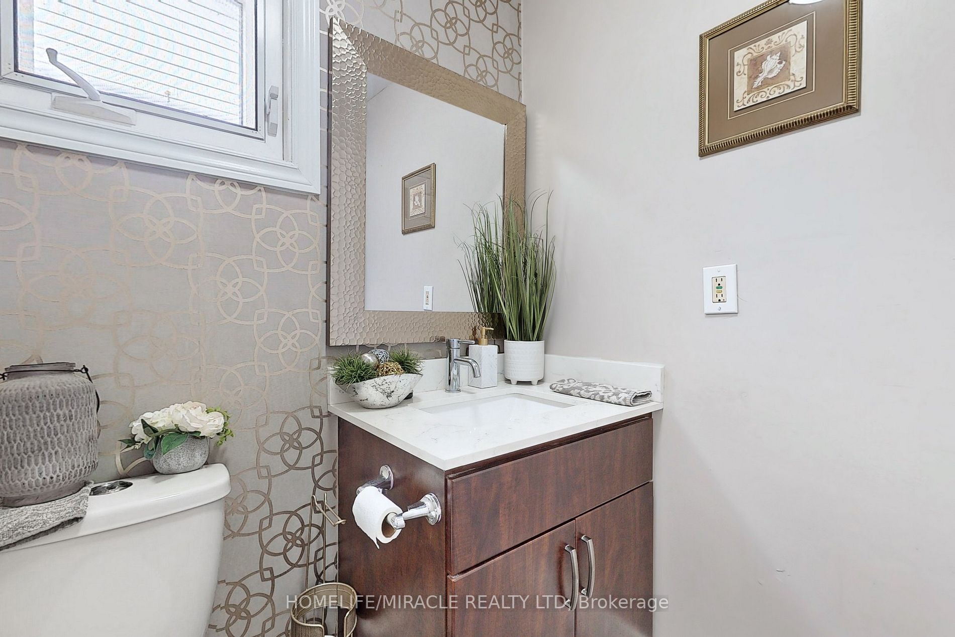 310 Bristol Cres E