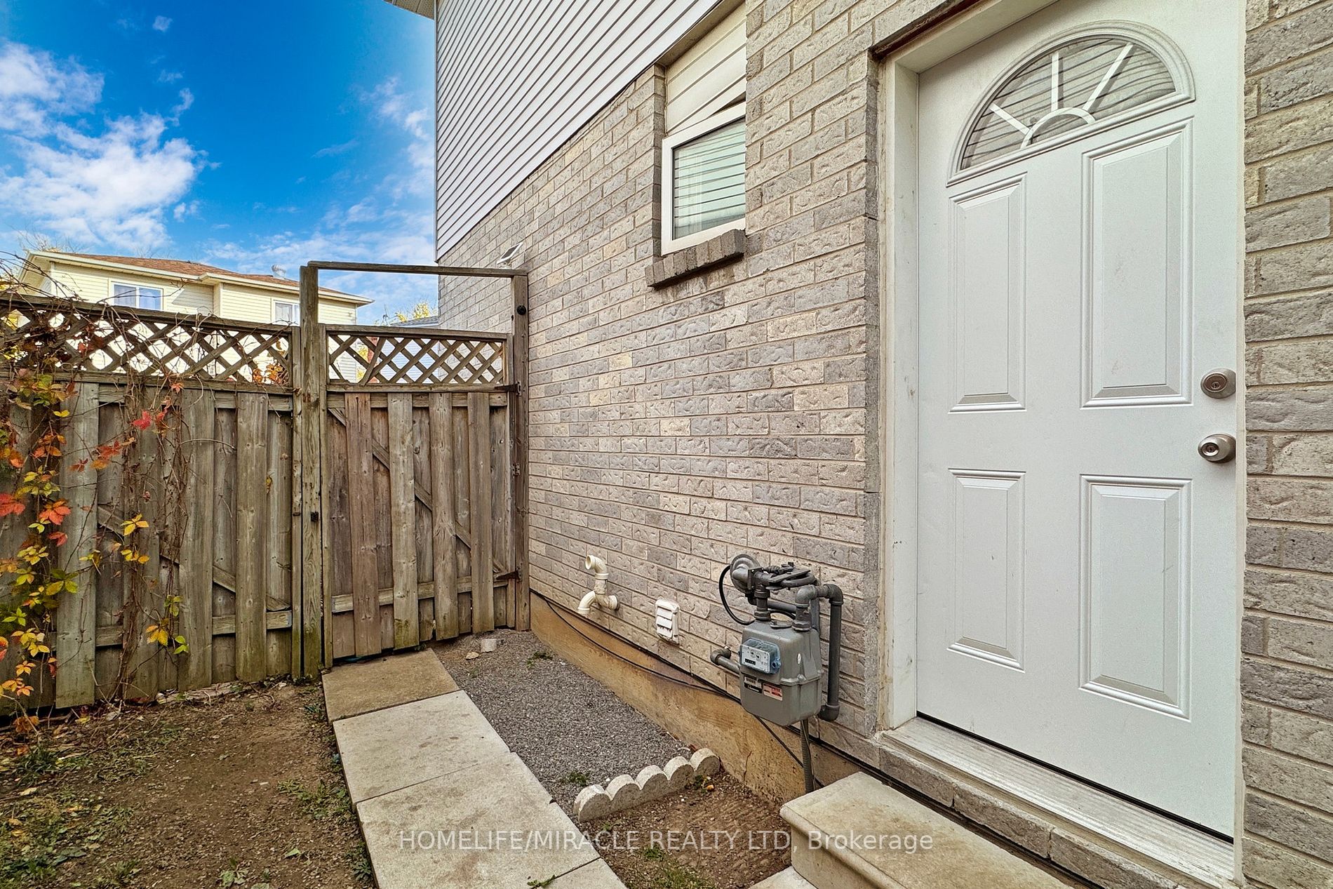 310 Bristol Cres E