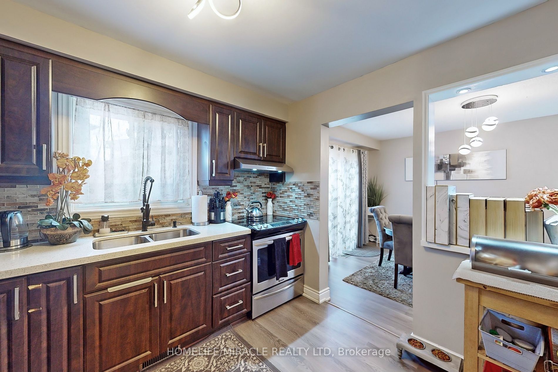 310 Bristol Cres E
