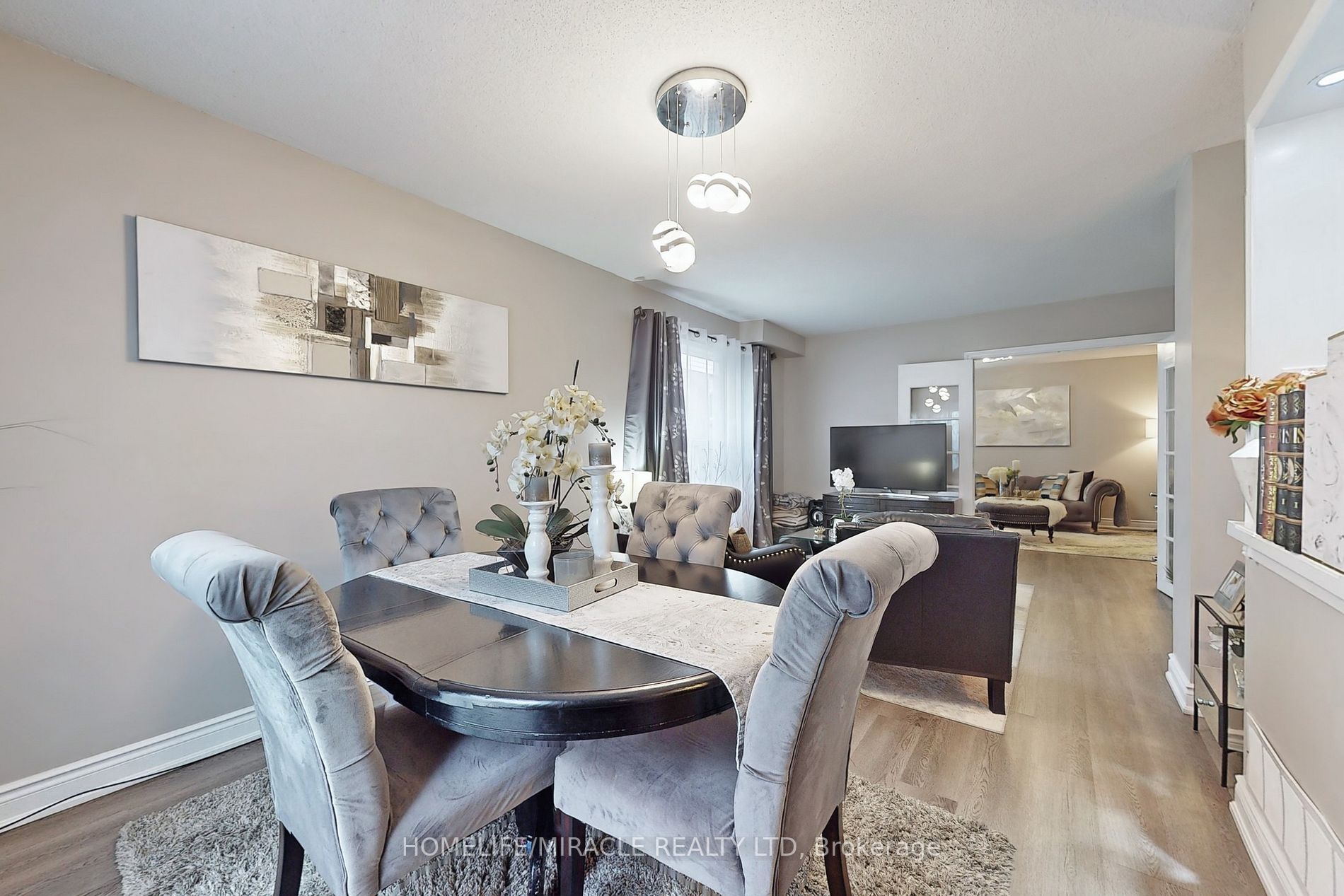 310 Bristol Cres E