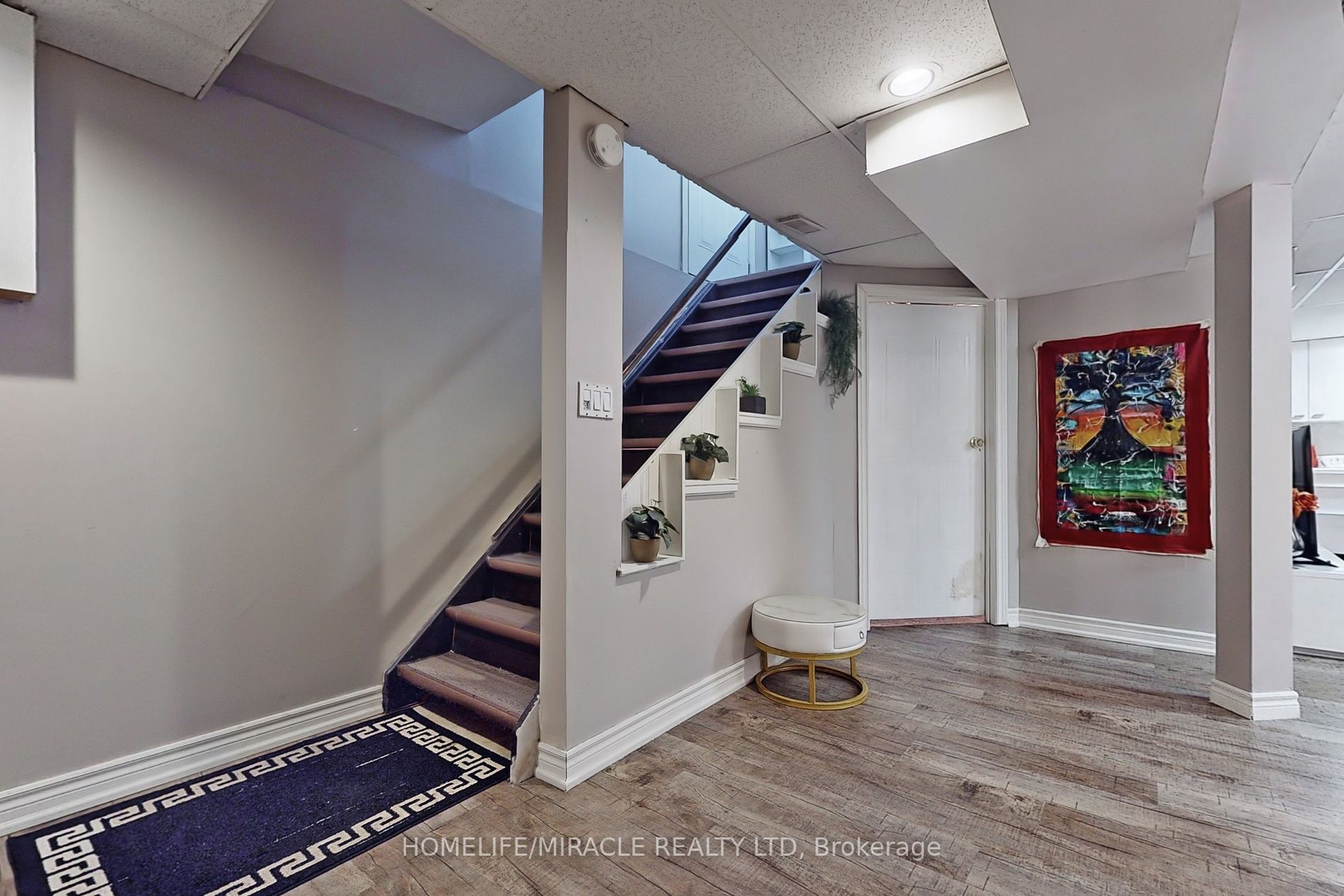 310 Bristol Cres E
